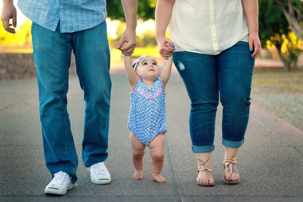 Kindje hand in hand met ouders